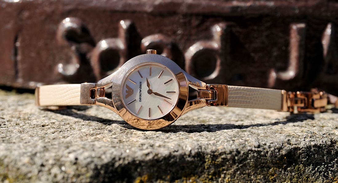 simply-mathilda-la-vi-en-rose-reloj-armani-1100x597